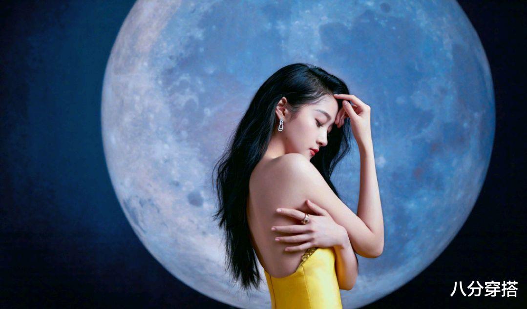 关晓彤|关晓彤越来越会打扮了，黄色抹胸连衣裙大秀“竹竿腿”，美得高调