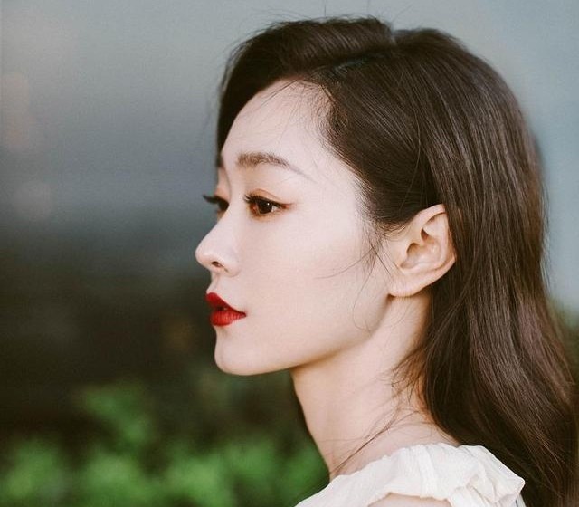 宋轶|宋轶真人能有多漂亮？生图白到发光，女明星果然和普通人有“壁”