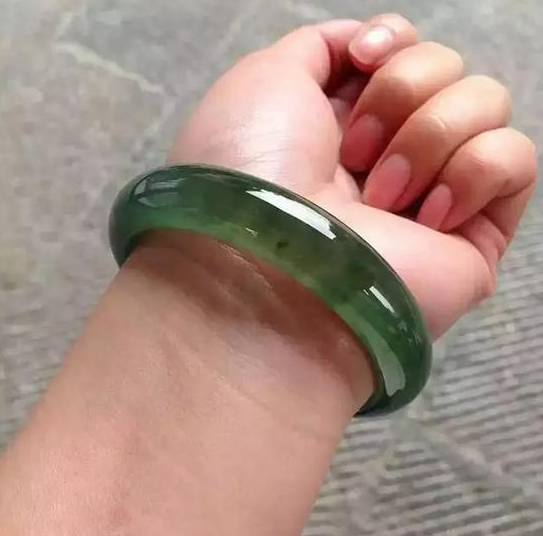 翡翠|“发灰”的翡翠是为啥？还值不值得留？