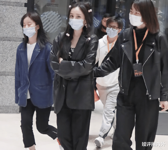 杨幂|杨幂录节目凌晨收工，男保镖暴力推开围观粉丝，杨幂喊话阻止保镖