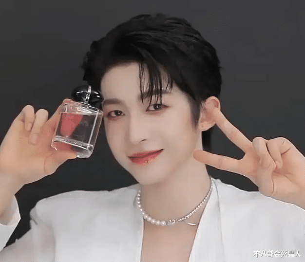 男团|男团成员比女星妆感还浓，手腕胸口抹粉，“踩高跷”成男版鞠婧祎