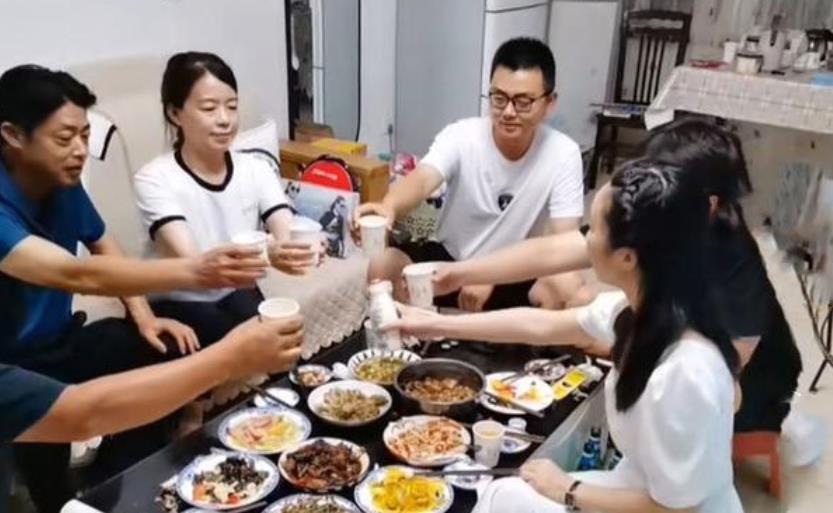 章子怡|姚威冬至吃饺子，没能陪在亲生父母身边，好在有岳母包饺子过节