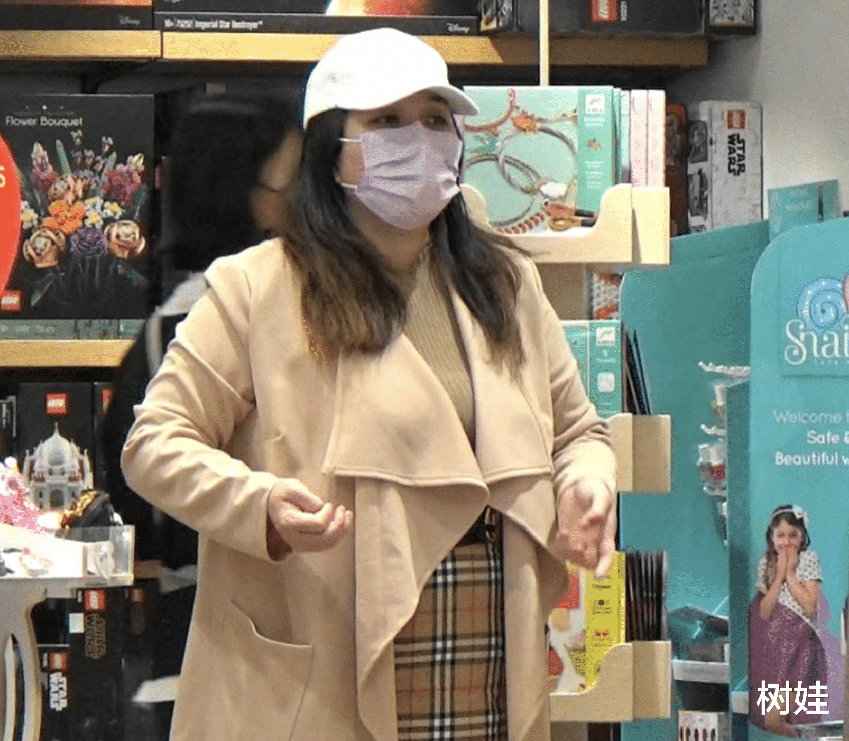 何超盈|何超盈带女儿逛街排场大，仨保姆一个保镖随行，减肥后身材又反弹