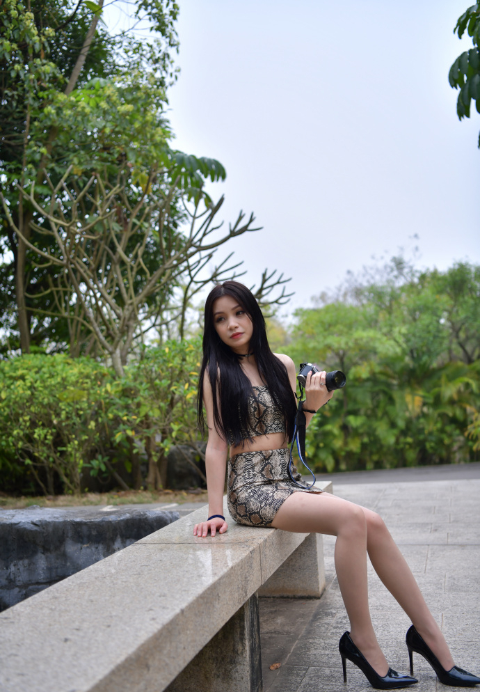 坎叔说时尚|高冷“御姐”的别致穿搭，蛇纹裙搭配“恨天高”，轻松胜人一筹！