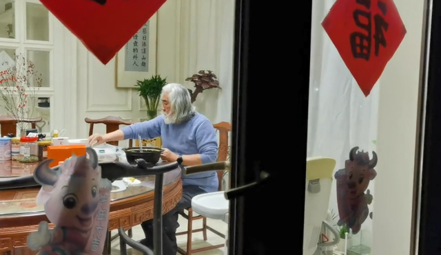 熊黛林|张纪中和家人包饺子！妻子素颜出镜小腹隆起，混血儿子眼神忧郁