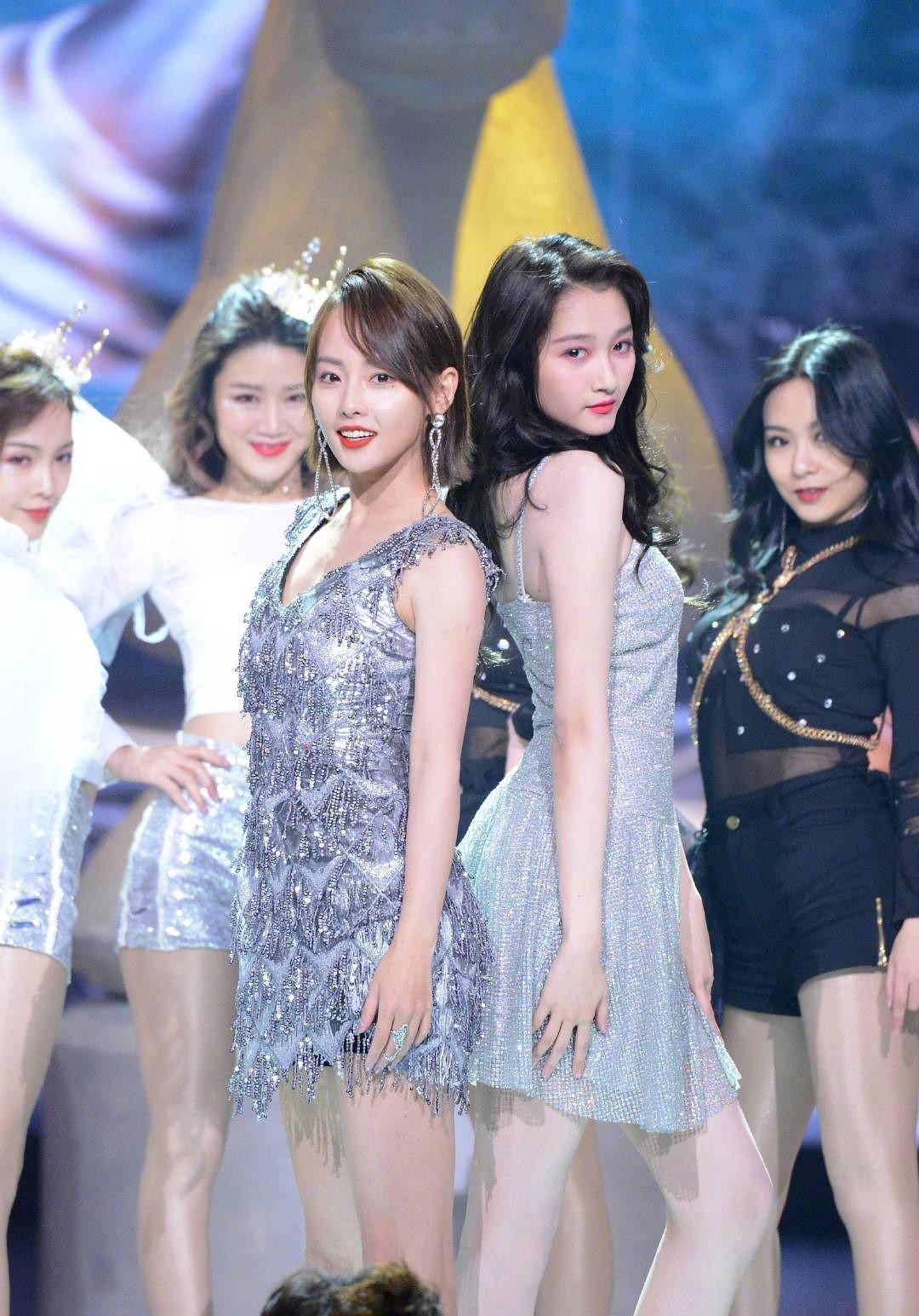 BiuFashion 张嘉倪虽然比关晓彤黑了一点，但同穿银色的服装，气场一点都不输