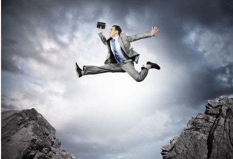 求职|40多岁的男人招聘会找工作：中年危机下，不“丢人”才能有出路