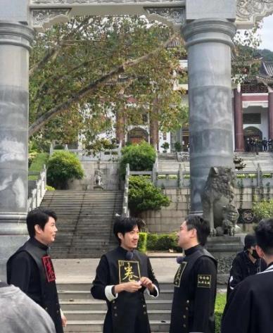 杨幂|杨幂做客开心麻花团综,亲自送上定制横幅,沈腾一句话笑翻众人!