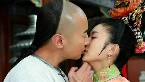 舜网 在拍吻戏时演员为什么只露上半身？事实上，站着接吻真的很痛苦……
