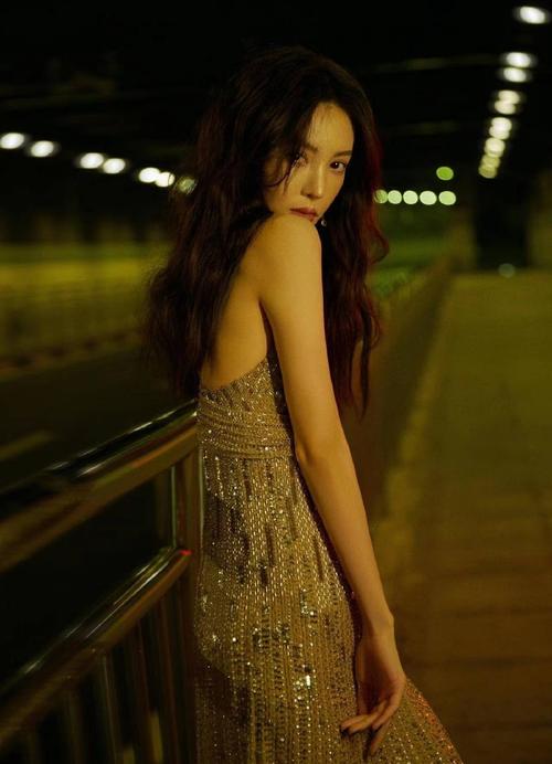 杨幂|金晨亮相金鸡奖闭幕式， 穿亮片吊带裙真的好美！