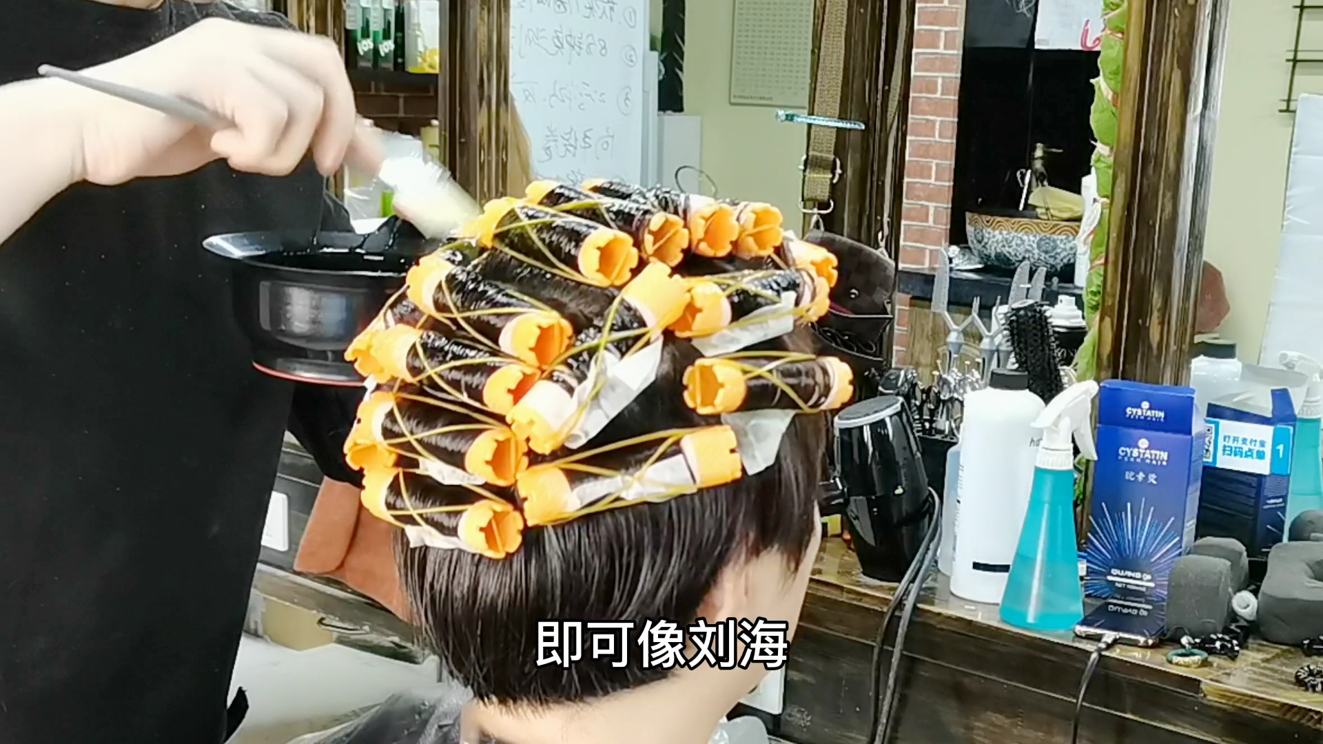 发型|50岁女人短发这样做，发根蓬松烫+发尾纹理烫，减龄干练又显气质