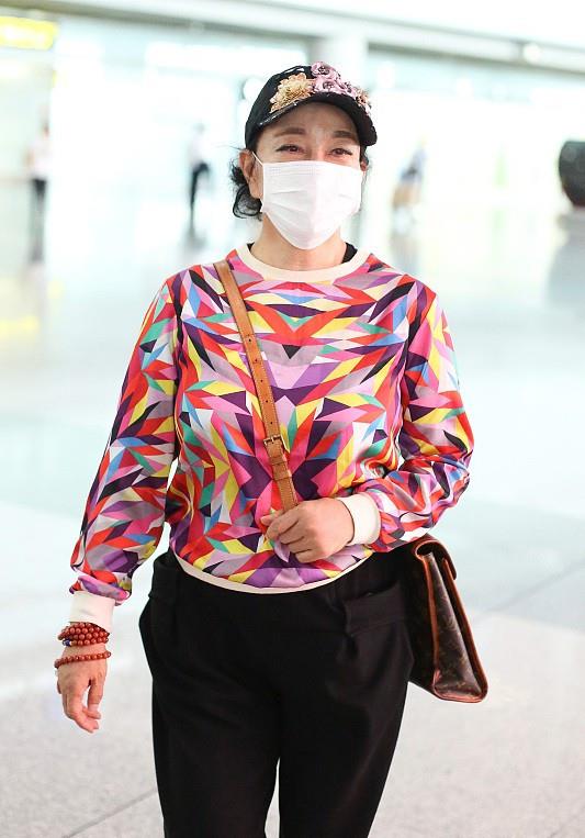 刘晓庆|刘晓庆虽然上了年纪，但心态很年轻，穿彩色上衣很时髦