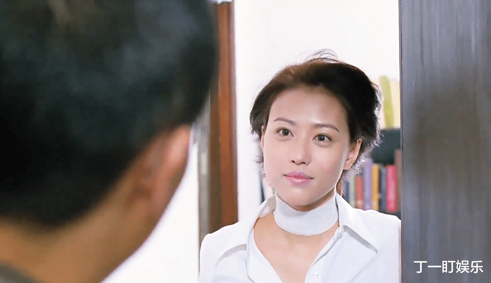 丁一盯娱乐 女孩亲眼目睹妈妈被害，第一反应却是淡定写作业！香港悬疑电影