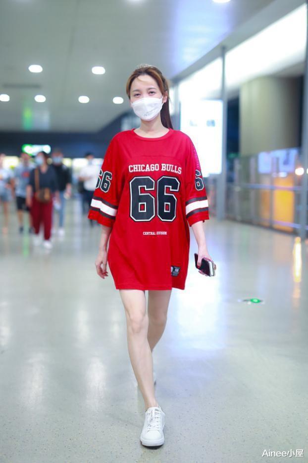 张新成|金莎果然有扮嫩的成本，素颜戴红色发带都甜美，穿T恤挺精致的