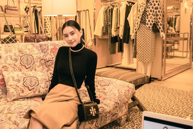 BiuFashion 何超莲不愧是富家千金，穿衣打扮真挺高级，简单的裙装也有女人味