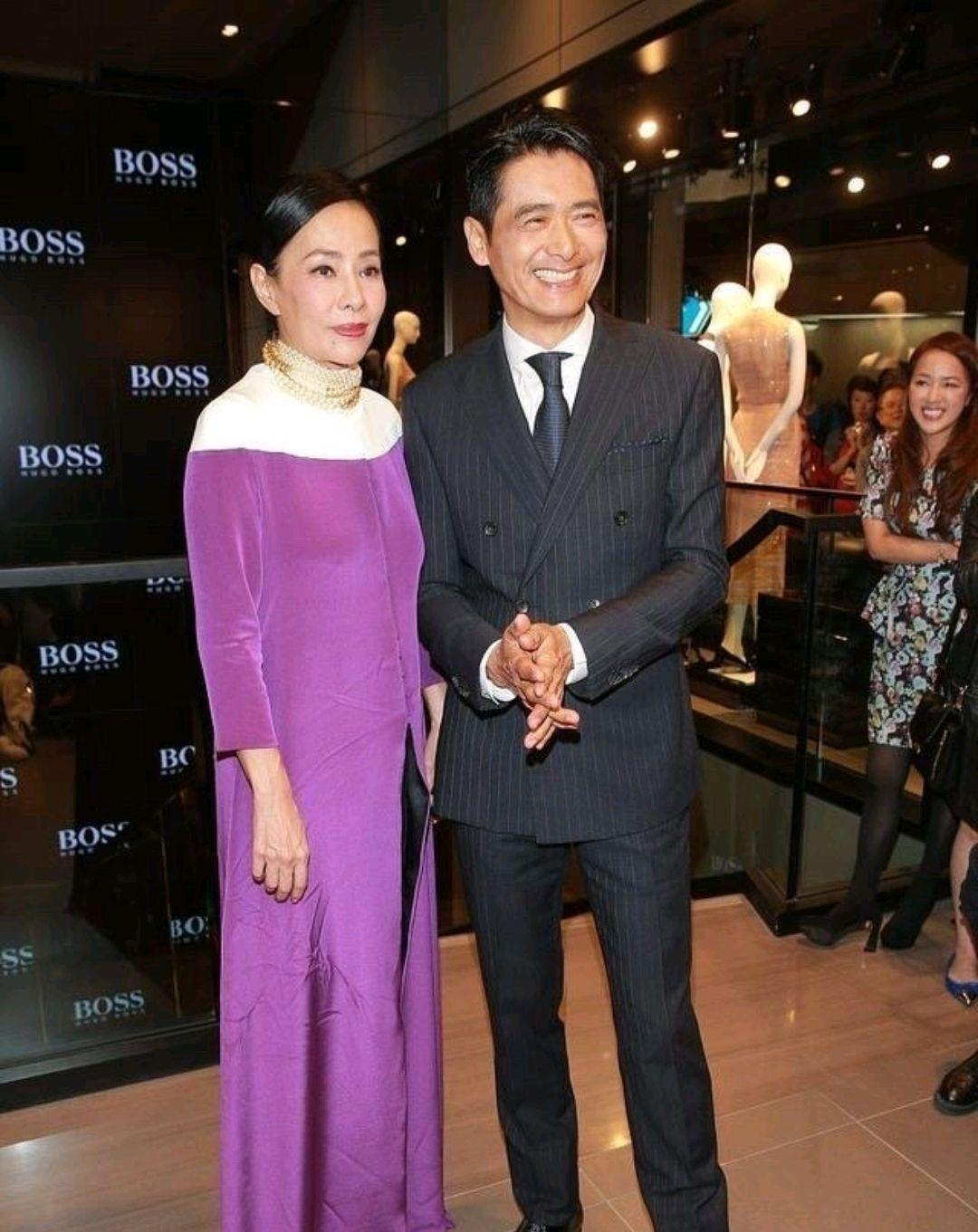 何有强|周润发和老婆陈荟莲亮相，穿红色连衣裙魅力全开，美出了新高度