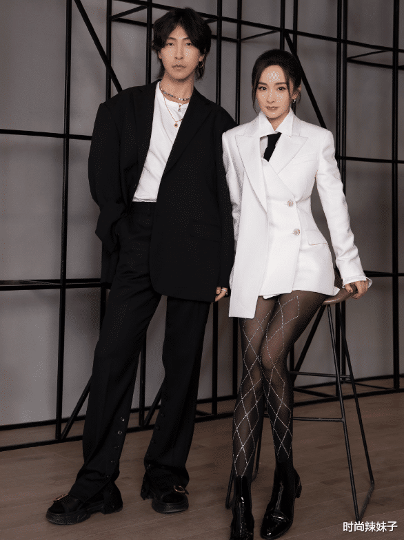 郑爽|杨幂代言“透光袜”火上热搜，留意她秀出的腿：已到人见人爱的程度