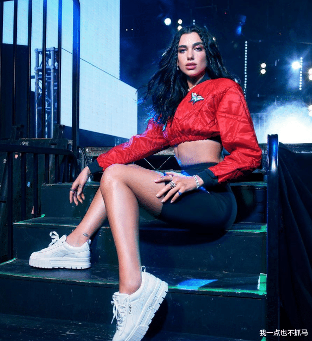 蝴蝶|从服务生到性感歌姬，她只用了5年