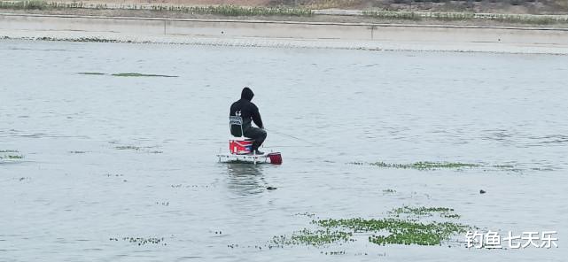 河内|钓瘾够大！杭州青山湖数名钓鱼人上演“水上漂”，在湖中间稳坐钓鱼台