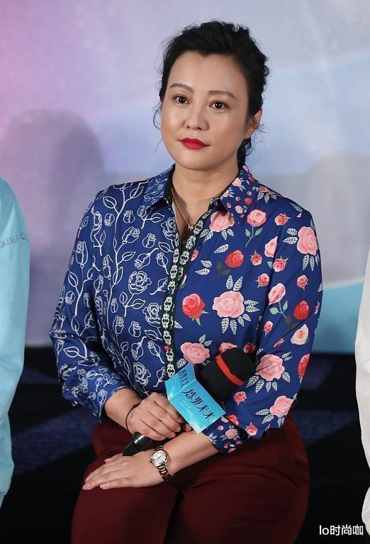 lo时尚咖 郝蕾怎么穿上了“大妈装”，印花衬衫看着太老气，幸好气质能加分