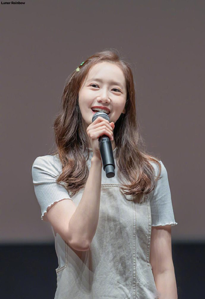 混搭时尚Anna|31岁林允儿保养得真好，穿1000背带裙美回到校园少女，看着像21岁