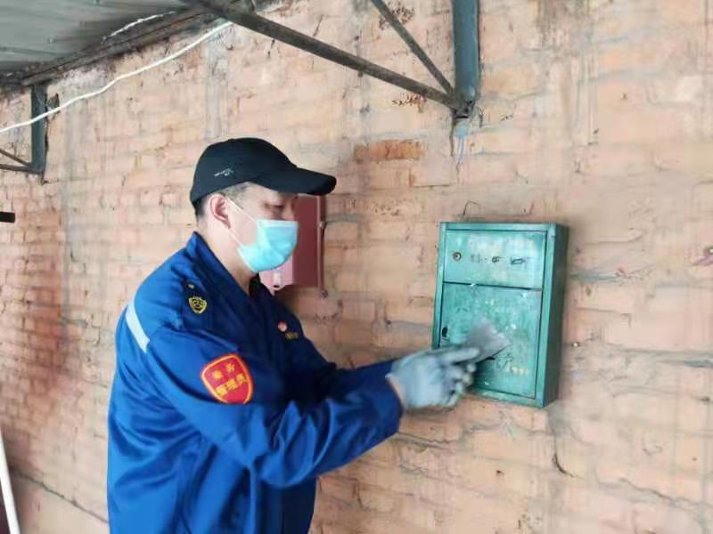 炼珠 爭当高品质城市建设先锋沈阳公交车队党支部翠生社区奉献日活动