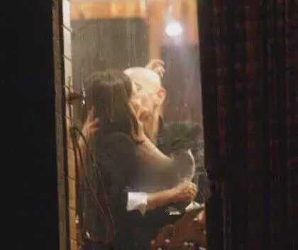 葛优|葛优回应和赵薇亲吻：拍摄角度的问题，只是在说悄悄话别无其他