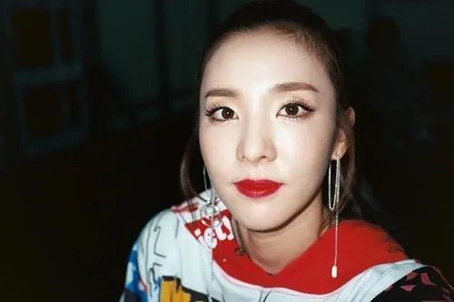 易烊千玺|“童颜女神”朴山多拉：易烊千玺心中的女神，如今37岁少女感爆棚