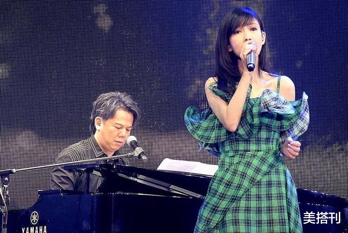 衬衫|周慧敏最新近照，一袭绿色格纹裙亮相音乐会，53岁状态太好了