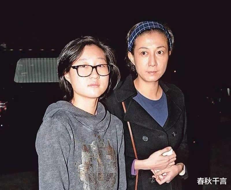 成龙|成龙女儿吴卓林：父亲拒认，母亲虐待，现实版“被嫌弃的一生”