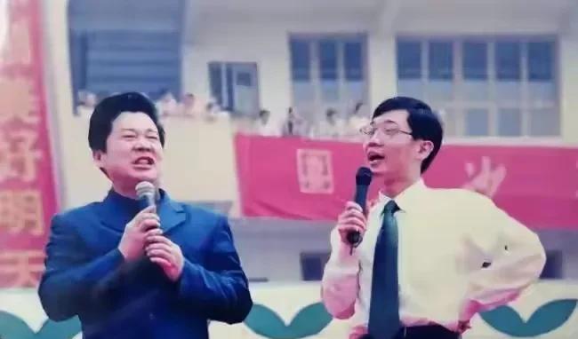 黄家驹|家喻户晓到销声匿迹,“相声演员”大兵的消亡史,比你想的更恶劣