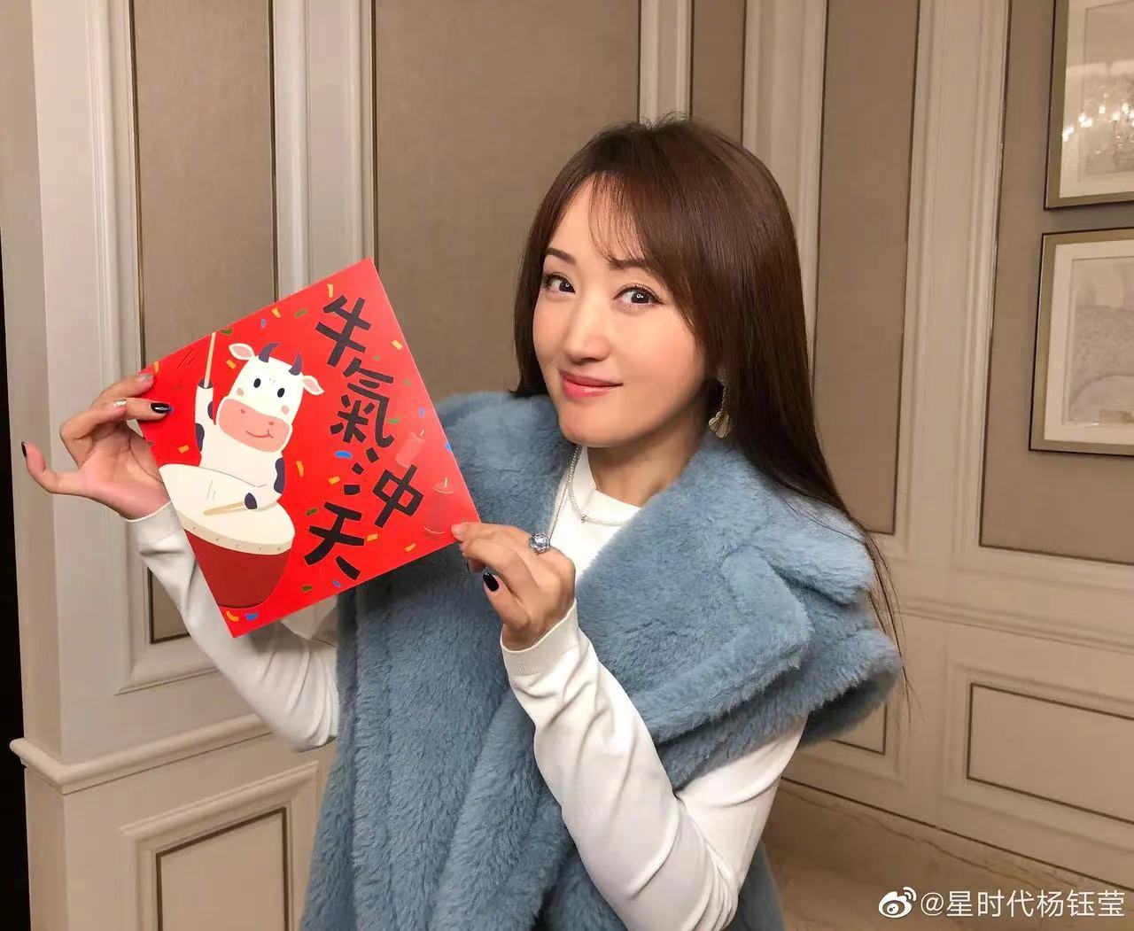 杨钰莹|49岁杨钰莹晒新年美照！穿皮草马甲太贵气，这张脸嫩得让人自卑，羡慕了