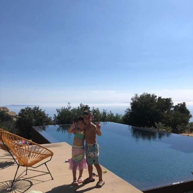 陈冠希|陈冠希女儿和保姆的儿子合影,两人青梅竹马,相互依偎cp感十足