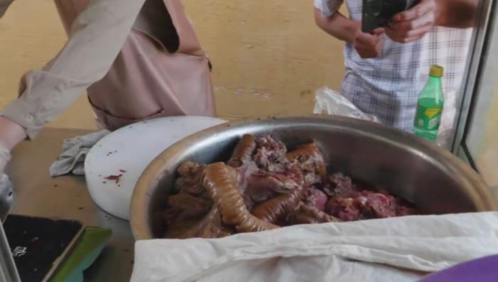 各地特色美食集合 曹县大姐卖驴肉40多年，仍是一个路边破烂小摊，却有人开豪车来买