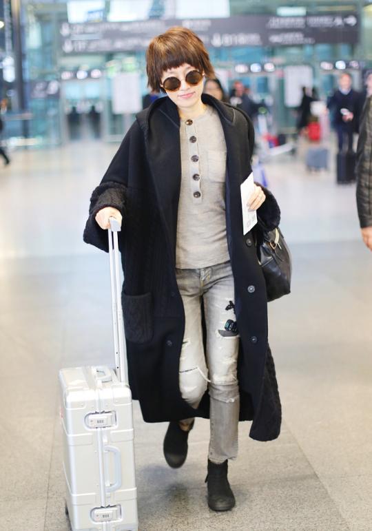 外套|44岁马伊琍亮相机场，一身基础款简单又大方，新发型却有些毁气质