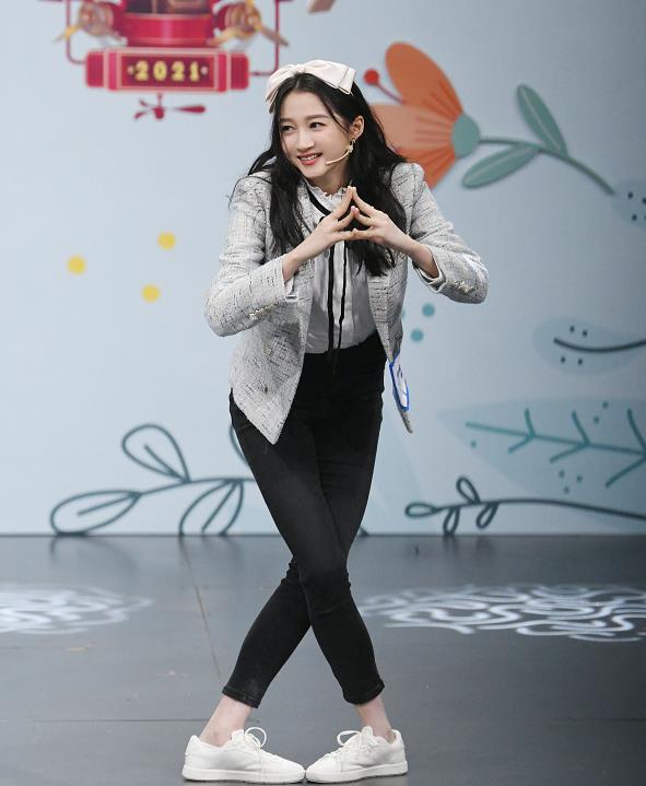 关晓彤|关晓彤“茶艺坐”火了，沙发不坐非坐扶手，看见腿那刻瞬间明白了