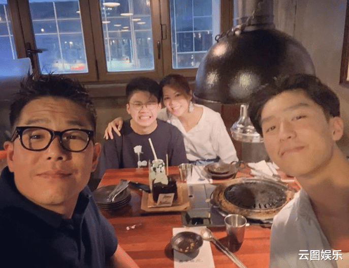 林晓峰|林晓峰内地忙工作，2个儿子陪妈妈欢度圣诞，长子帅气幼子太像爸