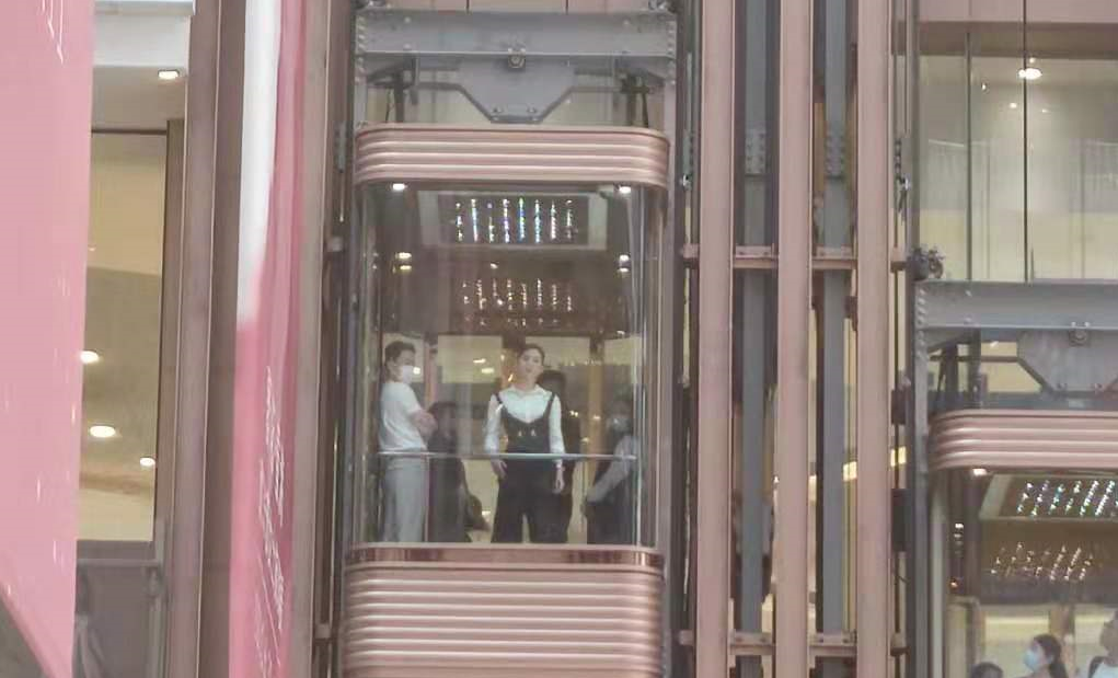 时尚风行派|刘诗诗电梯照成名场面！穿紧身吊带腰比吉娜还细，走路带风超霸气