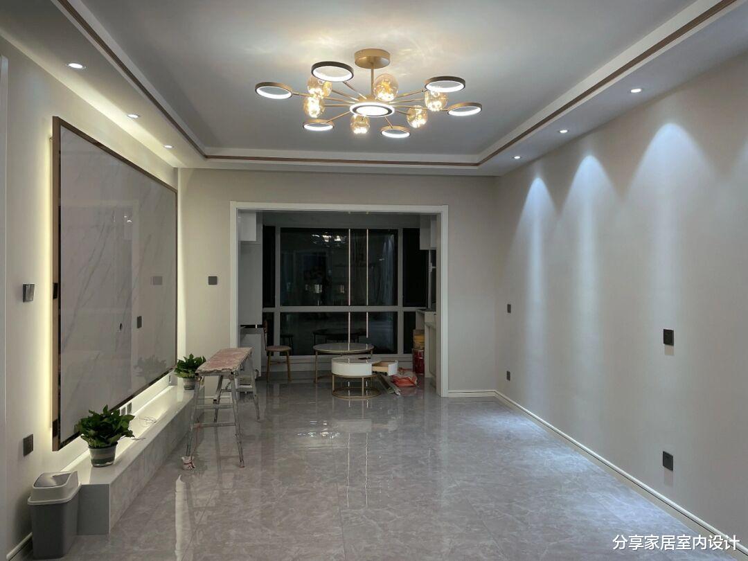 |她家装修真成功，还没布置家具家电就很漂亮，悬空电视墙很喜欢！