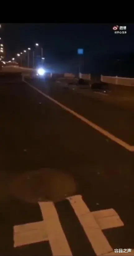 容县之声 广西一摩托车撞水泥墩后，四分五裂！