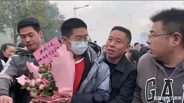 姐姐|孙卓回家了，买家那边的姐姐网上深情呼喊孙卓，网友：学老杜演戏