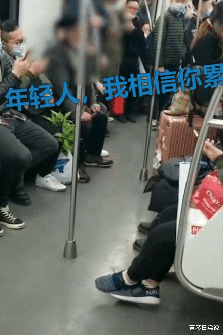 青琴日常说 上海一男子因太疲惫没有让座，被七旬大爷怒怼：你是没道德的