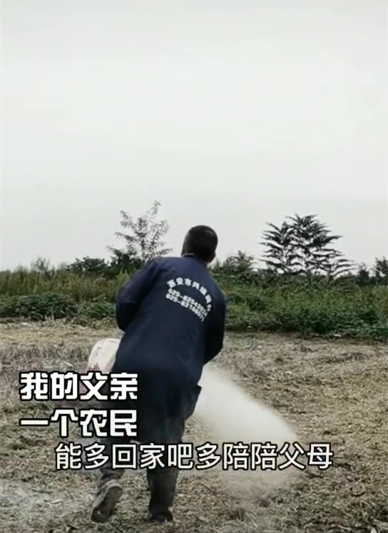 天天读报会 父亲得知儿子明天要走，把儿子的移动硬盘当充电宝充了一天，网友：充的不是电，是满满的父爱