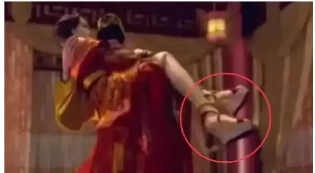 穿帮镜头|最“尬”穿帮镜头：穿越了？古时候就有恨天高？网友：尿性十足！