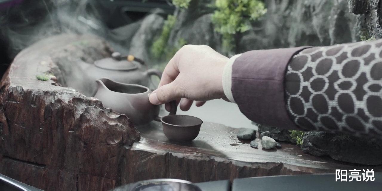 驾驶|《扫黑风暴》高明远有钱会玩，副驾驶的茶台，汤唯同款旗袍