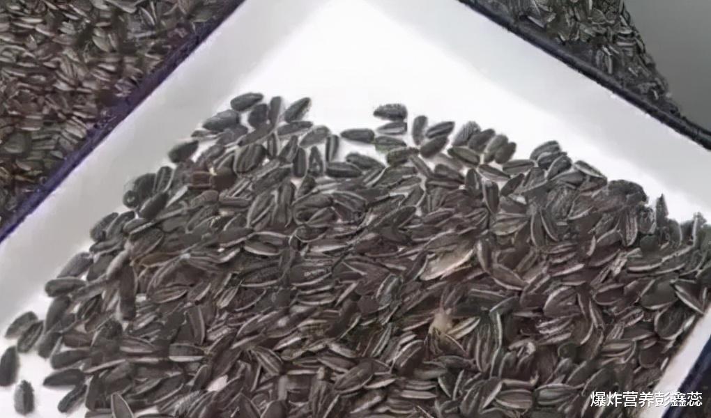 瓜子 减肥的人不能吃瓜子？提醒：要想远离小肚腩，这4种食物最好少吃