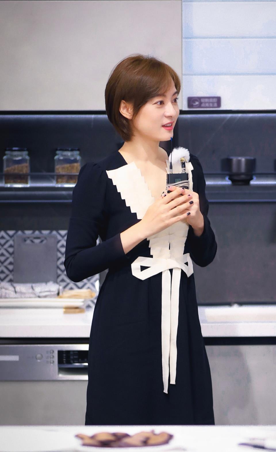 辰雪聊时尚|孙俪的时尚越来越难懂,穿经典小黑裙还不够,又搭上了羽毛针织衫