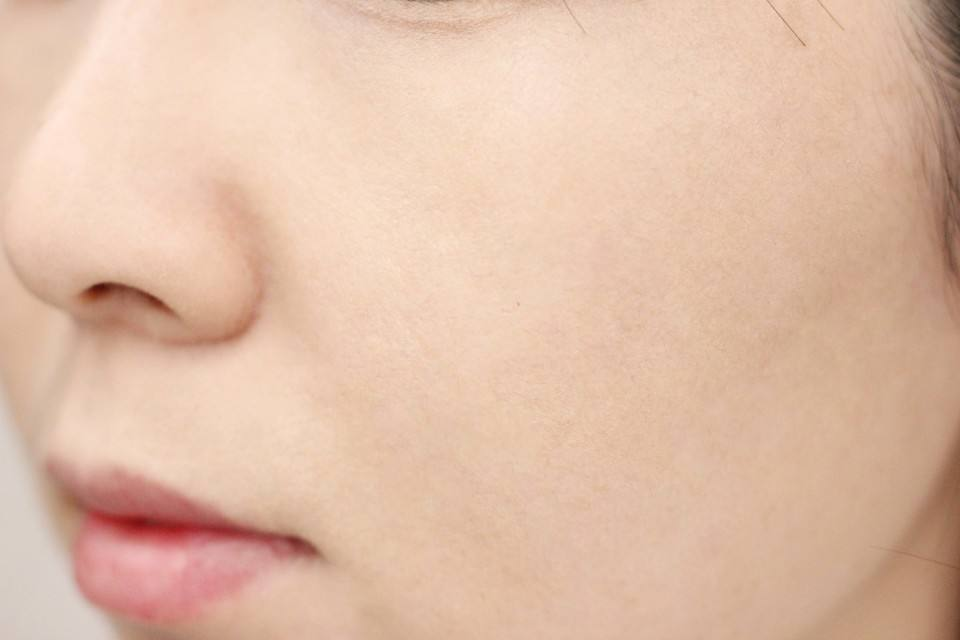 好物官|有种“尴尬”叫女明星关掉美颜!刘亦菲全脸卡粉,朱莉像在砌墙