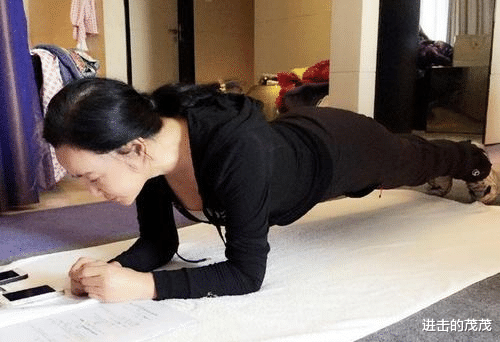 刘晓庆|泳衣刘晓庆：身材丰满性感，66岁仍旧保持好状态，3个动作练同款身材