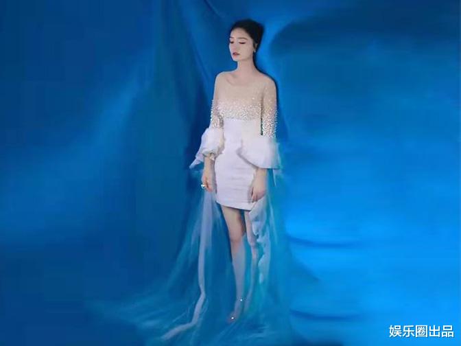 李沁|李沁穿圆领长裙拍写真，腿型太美惹争议，评论区内容扎心了